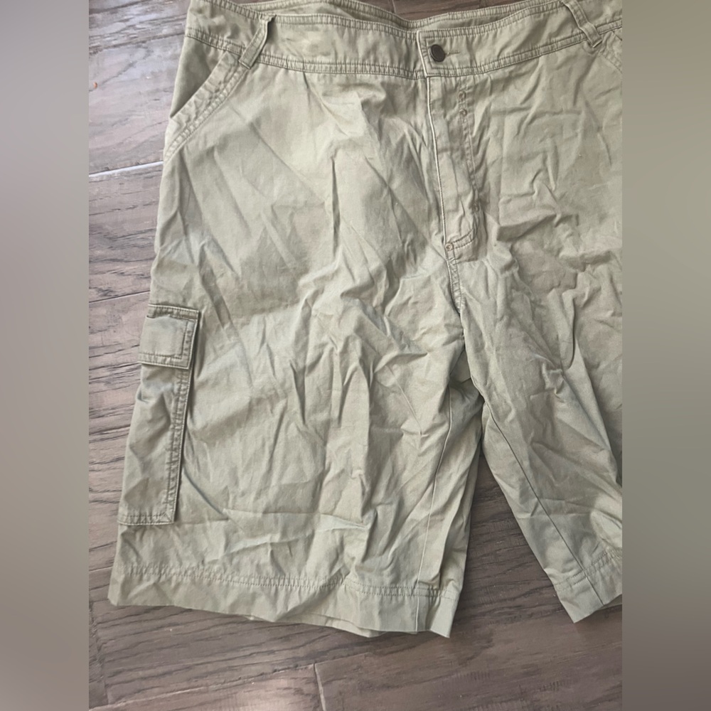 Patagonia Men's Organic Cotton Olive Cargo Shorts - Picture 2 of 10